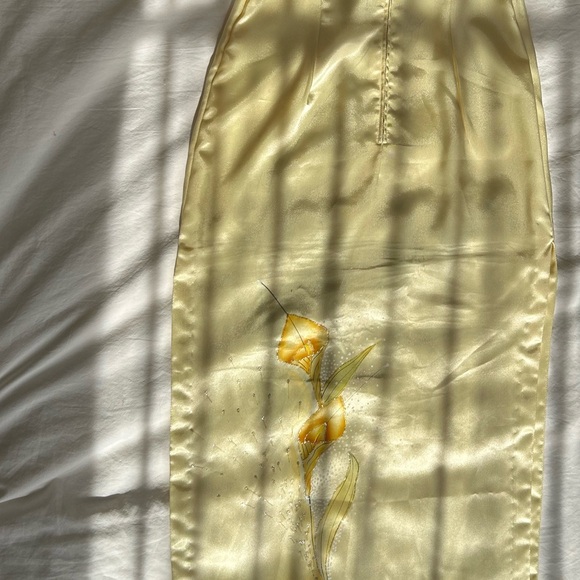 Vintage 90’s Satin Pastel Yellow Traditional Asian Dress With Sparkly Lily’s - Picture 8 of 10